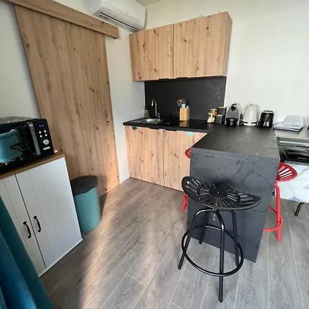 Charmante Maison A 2 Pas De La Avec Son Jardin Pour 2 Adultes Et 2 Enfants