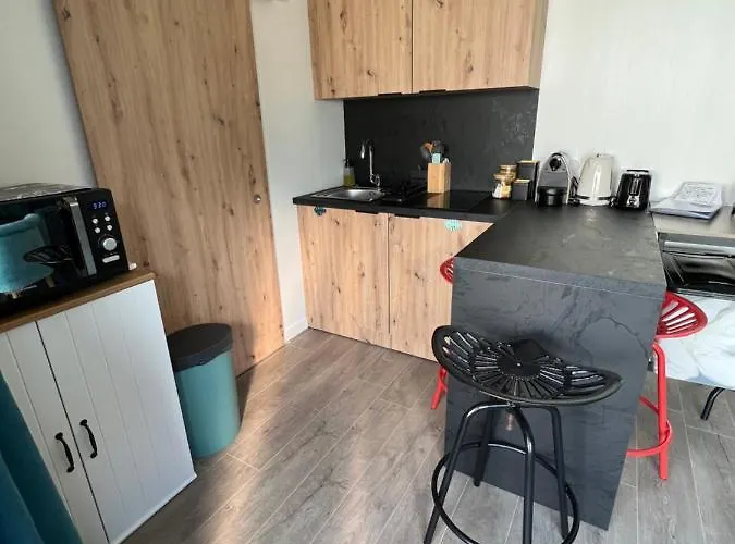 Charmante Maison A 2 Pas De La Avec Son Jardin Pour 2 Adultes Et 2 Enfants