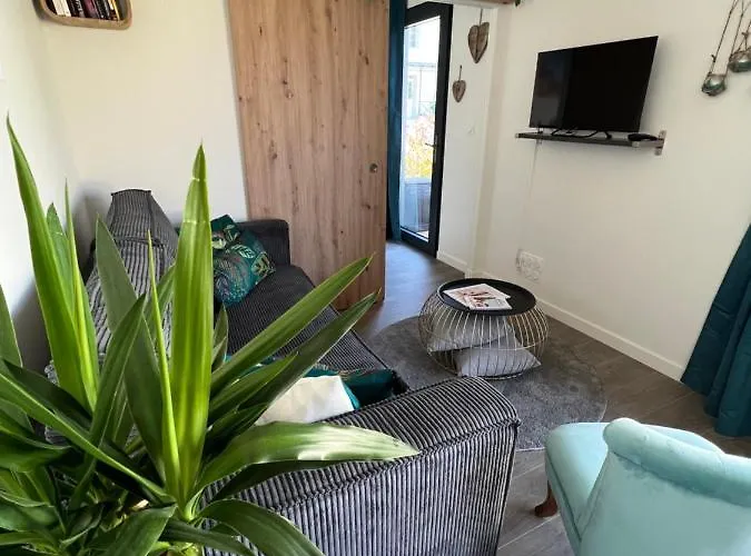 Charmante Maison A 2 Pas De La Avec Son Jardin Pour 2 Adultes Et 2 Enfants *