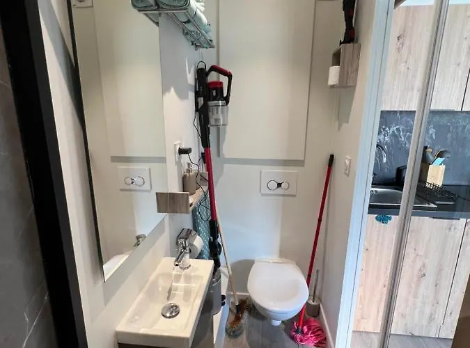 Charmante Maison A 2 Pas De La Avec Son Jardin Pour 2 Adultes Et 2 Enfants *