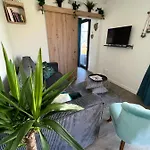 Charmante Maison A 2 Pas De La Avec Son Jardin Pour 2 Adultes Et 2 Enfants *