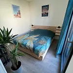 Charmante Maison A 2 Pas De La Avec Son Jardin Pour 2 Adultes Et 2 Enfants Апартаменты *