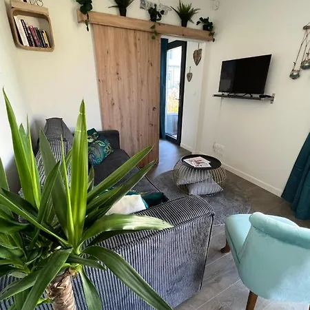 Charmante Maison A 2 Pas De La Avec Son Jardin Pour 2 Adultes Et 2 Enfants *