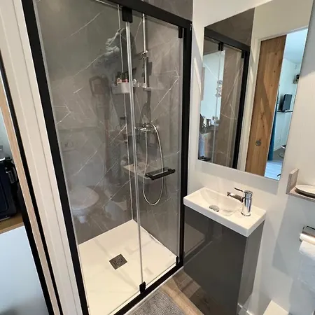 Charmante Maison A 2 Pas De La Avec Son Jardin Pour 2 Adultes Et 2 Enfants *